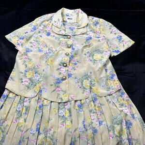 Leslie Fay WOMENS light yellow and flowers shirt and skirt set